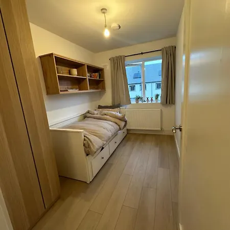 Brand New Beside Luas Station And Shops * 塔拉特