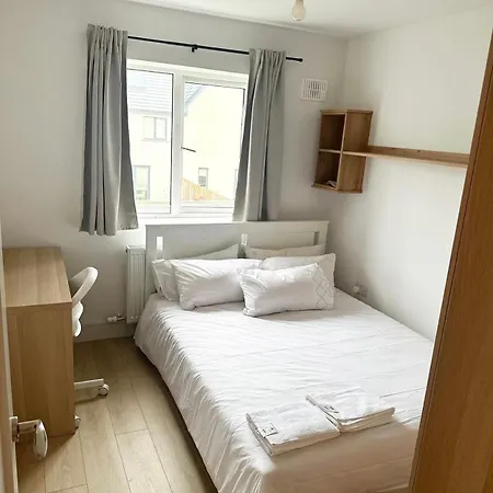 Brand New Beside Luas Station And Shops 民宿