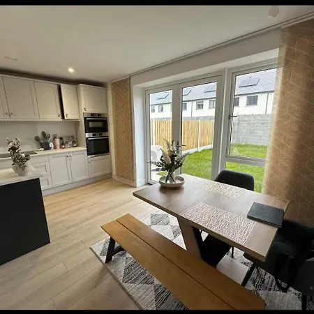 Brand New Beside Luas Station And Shops 民宿