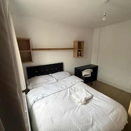 Séjour chez l'habitant Brand New Beside Luas Station And Shops *