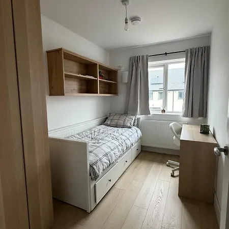 Séjour chez l'habitant Brand New Beside Luas Station And Shops *